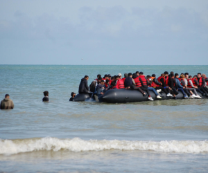 Migrantes embarcan en una lancha con la esperanza de llegar a Gran Bretaña desde la costa de Sangatte, en el norte de Francia, el 18 de julio de 2023.
