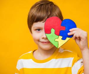 Estudios sugieren que alrededor de uno de cada 100 niños tiene autismo.