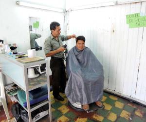 La barbería Catacamas es otra que no la ha vencido el tiempo pues funciona desde 1974.