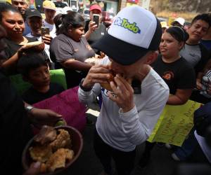 El youtuber Shin Fujiyama disfrutó de un chicharrón preperado por “Costillas y chicarrones El Durazno” que lo esperaban en la entrada de Tegucigalpa.