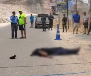 En la escena quedó el cuerpo del hombre en el pavimento cerca de su vehículo.