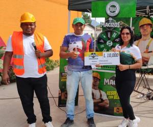 Uno de los afortunados ganadores de L. 10,000 en efectivos gracias a la promoción de Cemento Bijao y Los Macizos.