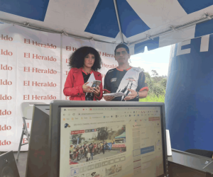 Emma y Carlos Castellanos, presentadores de la Vuelta Ciclística El Heraldo.