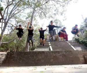 Denilson, Jesé, Jocksan, Gerson, David y Juan Carlos vuelan por los aires en la Escalinata Maya del Parque de El Picacho.