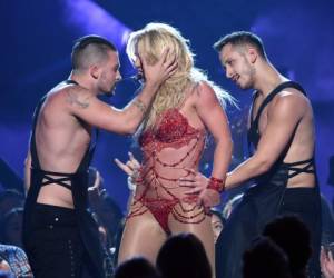Britney Spears lució su bien tonificado cuerpo en un diminuto y sensual traje rojo, foto: Agencia AFP.