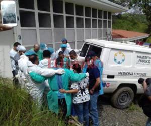 Una breve oración minutos antes de comenzar a inhumar a los 31 hondureños realizan miembros de Medicina Forense. (Foto: El Heraldo Honduras, Noticias de Honduras)
