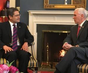 El presidente Juan Orlando Hernández mientras dialoga con el vicepresidente de Estados Unidos Mike Pence. Foto: Twitter.