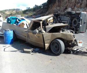 La parte frontal del carro paila quedo casi deshecha, a un lado la camioneta volcada y en la parte trasera el taxi.