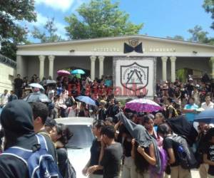 Estudiantes, padres y docentes del Instituto Técnico Honduras realizan una marcha este miércoles que recorre toda la colonia Kennedy y parará frente a Casa Presidencial. (Foto: El Heraldo Honduras, Noticias de Honduras)