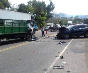 Los dos vehículos, un camión repartidor y una camioneta de lujo,impactaron en sus partes frontales en la zona central de Honduras. Hubo cuatro heridos, foto: Cortesía Cuerpo de Bomberos.