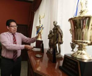 En su oficina, el rector conserva varios trofeos incluyendo los que ganaron los Lobos de la UPN