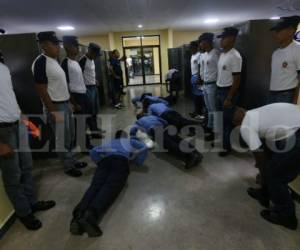 Los jóvenes aspirantes a policía despiertan a las 3:55 de la mañana y en menos de 15 minutos deben estar listos para abandonar la habitación. De lo contrario viene la primera amonestación. Foto Alex Pérez/EL HERALDO