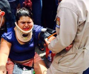 Una de las víctimas es atendida por los paramédicos del Cuerpo de Bomberos. Foto: 45 Tv, El canal de los Ceibeños/Facebook.