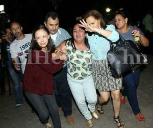 La madre de Kevin Solórzano, Ana Betty Hernández (al centro), no puede contener el llanto y se desmorona ante las cámaras tras conocer que su hijo fue hallado culpable, foto: Jimmy Argueta / EL HERALDO.