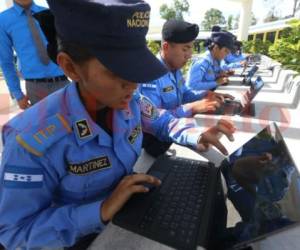 Las Tablets se han convertido en una herramienta más en el estudio de los futuros policías. (Foto: Alex Pérez/ El Heraldo Honduras/ Noticias de Honduras)