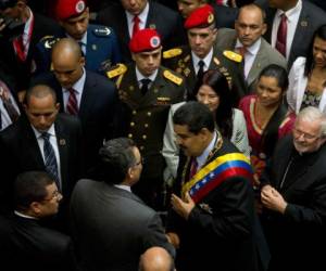 Capriles llamó a la mayoría opositora en el Parlamento a 'rescatar la institucionalidad' y exigió al Tribunal Supremo Justicia que 'responda al país y no al partido de gobierno'.