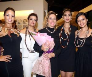 Alessandra Foletti (en el centro) en compañía de sus modelos. Crédito: EL HERALDO/Jimmy Argueta