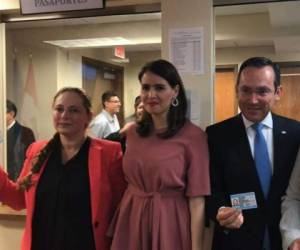El embajador de Honduras y la hondureña Gloria Rodríguez muestran su tarjeta de matrícula consular. (Foto: El Heraldo Honduras, Noticias de Honduras)