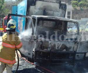 El camión fue incendiado en un sector del anillo periférico (Foto: Estalin Irías/ El Heraldo Honduras/ Noticias de Honduras)
