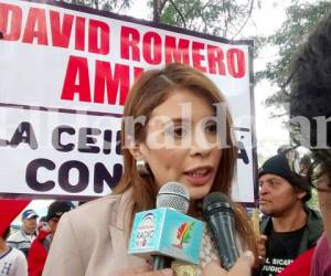 Iroshka Elvir se pronuncia en apoyo al periodista David Romero. (Fotos Emilio Flores).