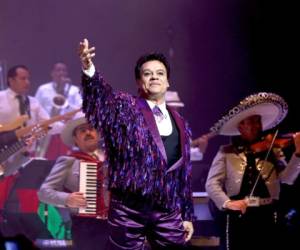 Juan Gabriel Con “Amor eterno”, el cantante le rindió homenaje a su madre fallecida.