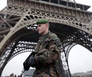 Un soldado francés tras el ataque terrorista en París contra la revista Charlie Hebdo. AFP