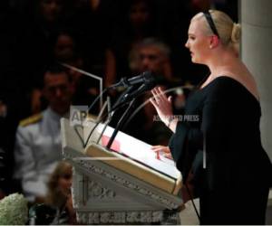 Meghan McCain habla durante un servicio religioso en memoria de su padre, el senador John McCain, en la Catedral Nacional en Washington el sábado 1 de septiembre de 2018.