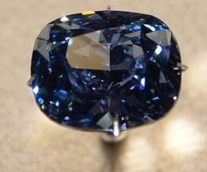 El diamante proviene de un diamante azul bruto de 29,62 quilates descubierto en 2014 en una mina de Sudáfrica. AP