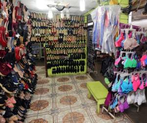 Puestos de ropa para dama, caballero y niños se ubican en el mercado. FOTO: David Romero / EL HERALDO