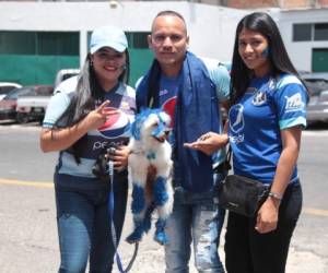 Estos tres aficionados posan con la mascota azul, pero no la de Motagua, sino la de ellos... ja, ja, ja... (Foto: Juan Salgado/OPSA)