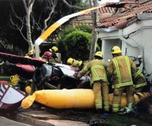 El helicóptero, modelo Robinson R44, se estrelló en el patio frontal de una casa y destruyó parte del muro. Una parte del rotor de cola terminó en el tejado. Foto: Twitter