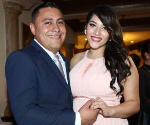 Marvin Fuentes junto a su esposa Dora Carolina Lanza.