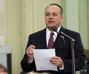 El asambleísta Raúl Bocanegra, D-Pacoima habla en el Capitolio, en Sacramento, California. Agencia AP.