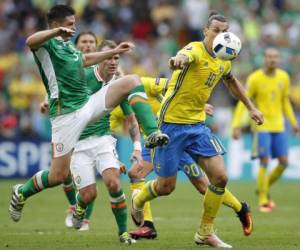 Las selecciones de Suecia e Irlanda igualaron 1-1 en duelo de la primera jornada del grupo E de la Eurocopa 2016, foto: AP.