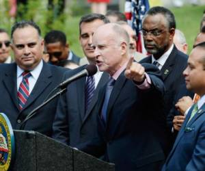 Gobernador Jerry Brown dando un discurso durante un evento.