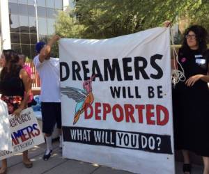 Grupos de derechos de los inmigrantes, abogando por DACA, el programa que permite a los jóvenes que fueron traídos al país ilegalmente como niños a trabajar legalmente y ser protegidos de la deportación, se reúnen en Phoenix, Arizona. Agencia AP.
