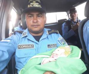 Agente policial se tomó una selfie mientras carga en sus brazos a la bebé.