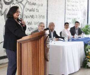 Julieta Castellanos expresó su emoción de que la obra ganadora haya sido hondureña.