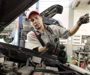 Alargue la vida útil del motor. A la hora de conducir mantenga, siempre que sea posible, una velocidad uniforme, evite acelerar de forma intermitente, así como frenados y cambios de velocidad continuos.