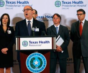 Mark Lester, vicepresidente ejecutivo de Texas Health Resources, responde las preguntas de los periodistas. (Foto: AFP)