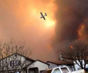 La primera ministra de Alberta, Rachel Notley, dijo que la evacuación es la más grande en la historia de la provincia. Los residentes mostraban pánico.