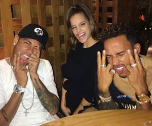 Neymar Jr. junto a la modelo Barbara Palvin y el piloto Lewis Hamilton en la discoteca. Foto: Barbara Palvin/Instagram.