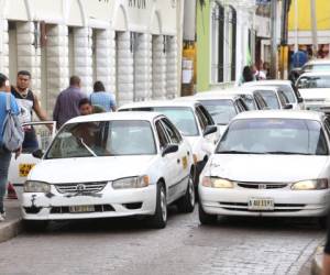 Punto de TaxisMediante las asociaciones de taxis, los dueños de los vehículos pueden solicitar el crédito para mejorar las unidades.