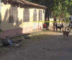 Uno de los cadáveres quedó cerca de una vivienda en el barrio Las Brisas.