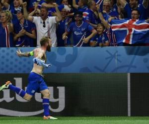 El jugador islandés Aron Gunnarsson celebra con la afición el pase a cuartos de final a costa de la favorita Inglaterra, foto: AFP.