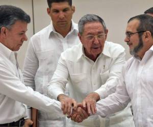 La ceremonia que oficializará este acuerdo de fin de hostilidades bilaterales se realizará el jueves en La Habana y contará con la presencia del presidente colombiano Juan Manuel Santos y el comandante de las Fuerzas Armadas Revolucionarias de Colombia (FARC) alias 'Timoleón Jiménez' o 'Timochenko'.