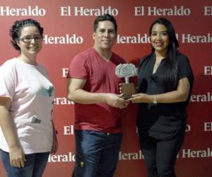 Johana Ponce, en representación del Film Miami Fest, entregó en las instalaciones de EL HERALDO, el premio a Mejor cortometraje internacional a Ángel Maldonado, director, y Ana Martins, productora de “Santitos”.
