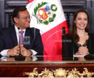 La estrella de Hollywood Angelina Jolie y el ministro de Exteriores de Perú Néstor Popolizio hablan durante una conferencia de prensa en el palacio presidencial de Lima, Perú, el martes 23 de octubre del 2018.