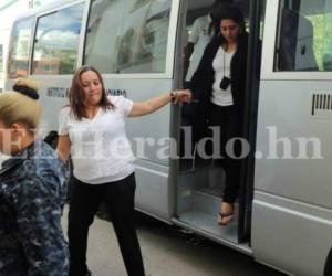 Las mujeres de Wilter Blanco, antes rivales, hoy se ven obligadas a caminar juntas y esposadas ante los Juzgados (Foto: El Heraldo Honduras/ Noticias de Honduras)