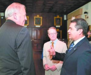 Thomas Shannon, William Brownfield y Juan Orlando Hernández. Shannon llegó a Tegucigalpa en el marco de una gira por Centroamérica para ahondar sobre la planificación del Plan Alianza para la Prosperidad.
